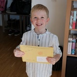 Oliver mit Brief in Hand