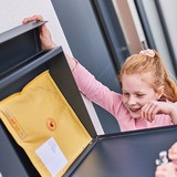 Zwillinge am Briefkasten