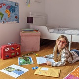 Paula mit Länderbrief vor Bett