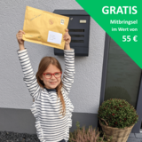 Paula mit Länderbrief in der Hand