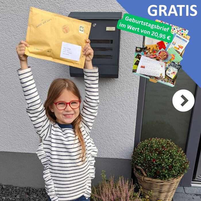 Paula mit Länderbrief in der Hand