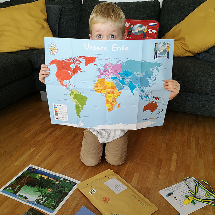 Oliver mit Weltkarte