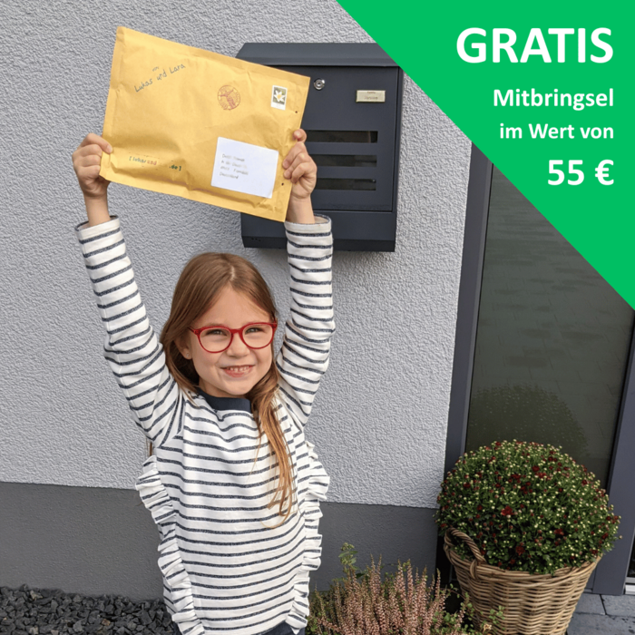 Paula mit Länderbrief in der Hand