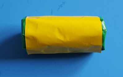 Rolle wird mit gelbem Papier umwickelt