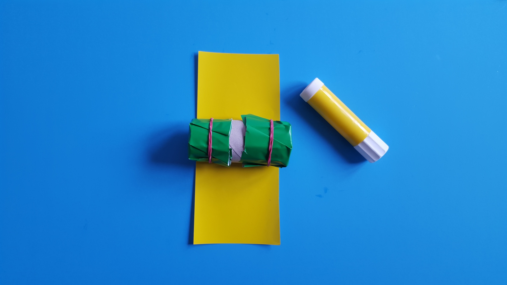 Gelbes Bastelpapier wird zugeschnitten