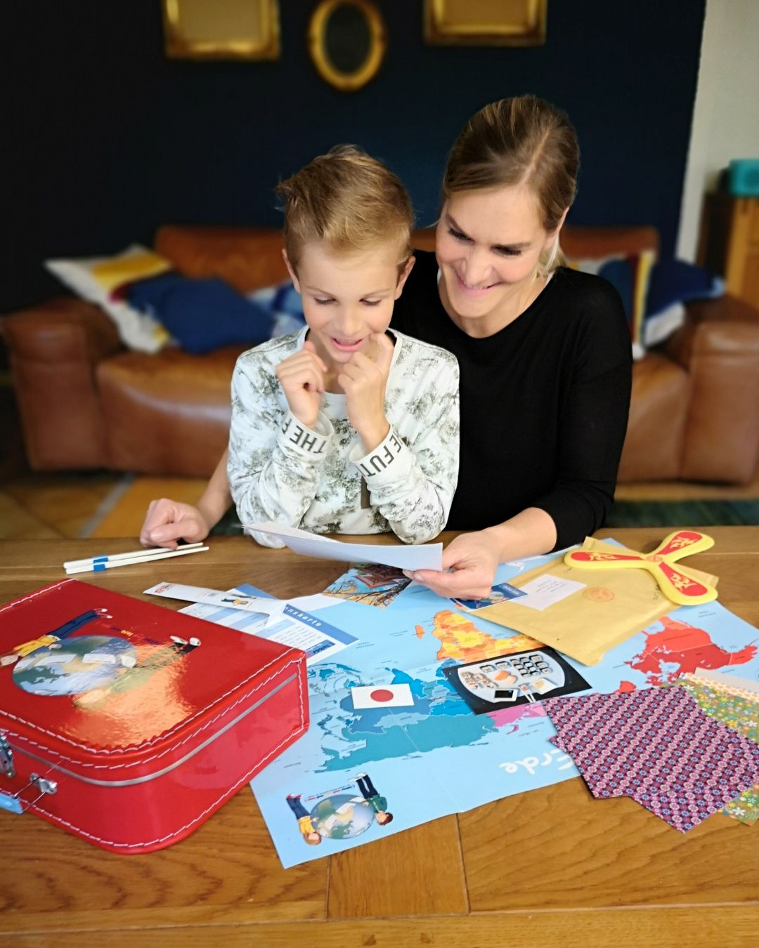 Junge mit Mutter und Brief