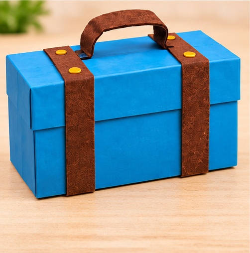 Blauer Schuhkarton mit braunem Griff und zwei Riemen