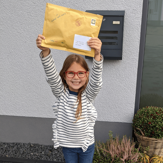 Kind freut sich über eigene Post