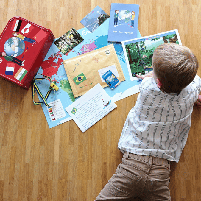 Junge Weltreise per Post