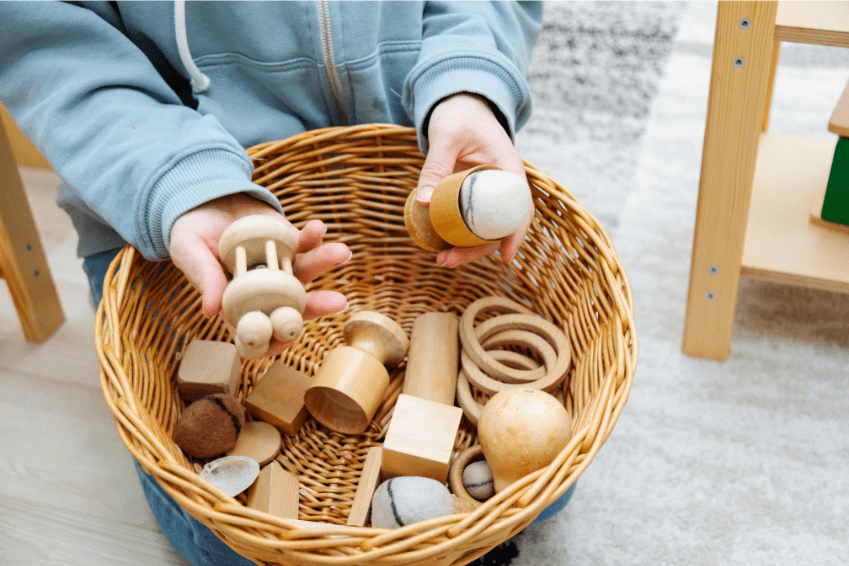 Korb mit holzspielzeug